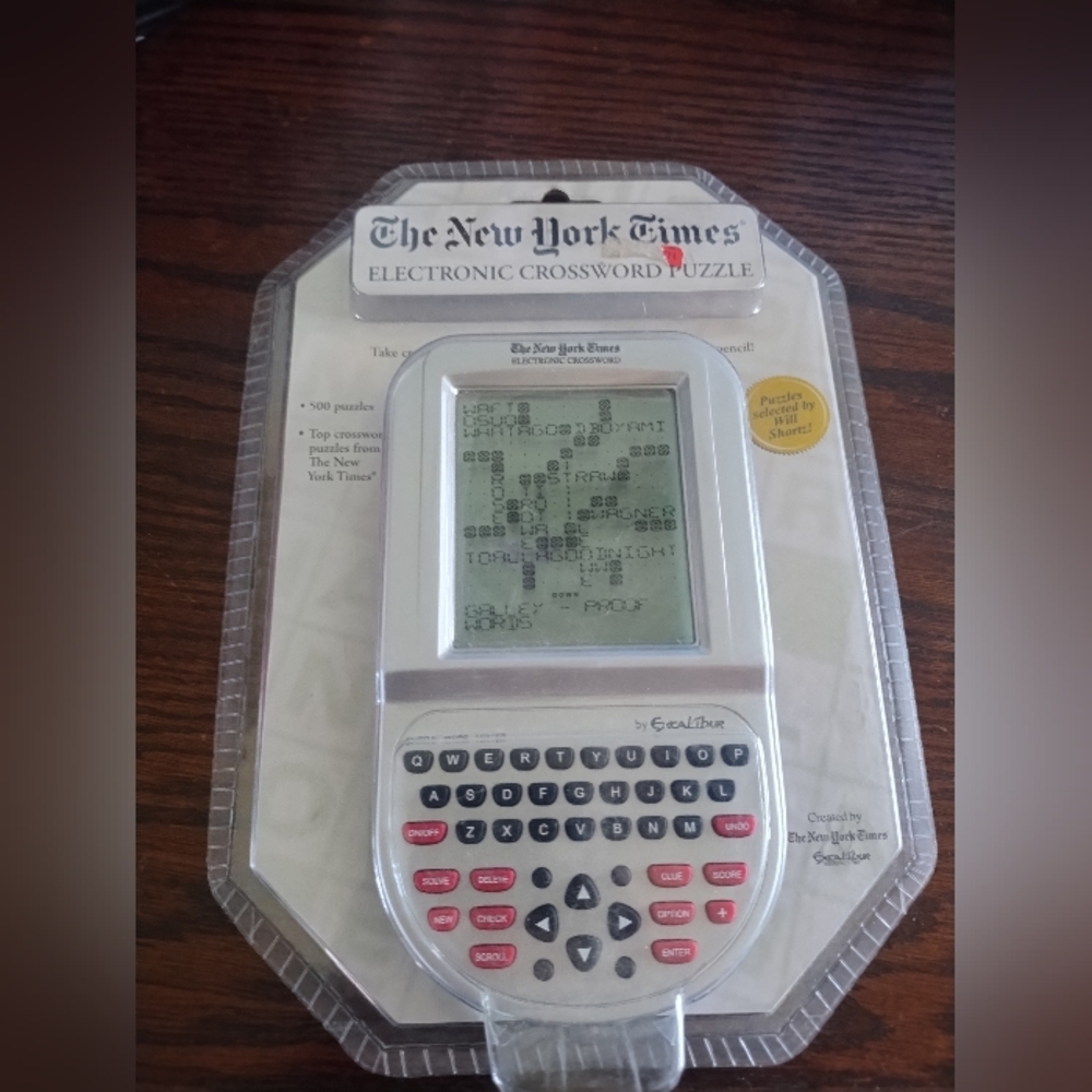 THE NEW YORK TIMES Electronic‎ Crossword Puzzle Hand Held Game 500 Puzzles NEW